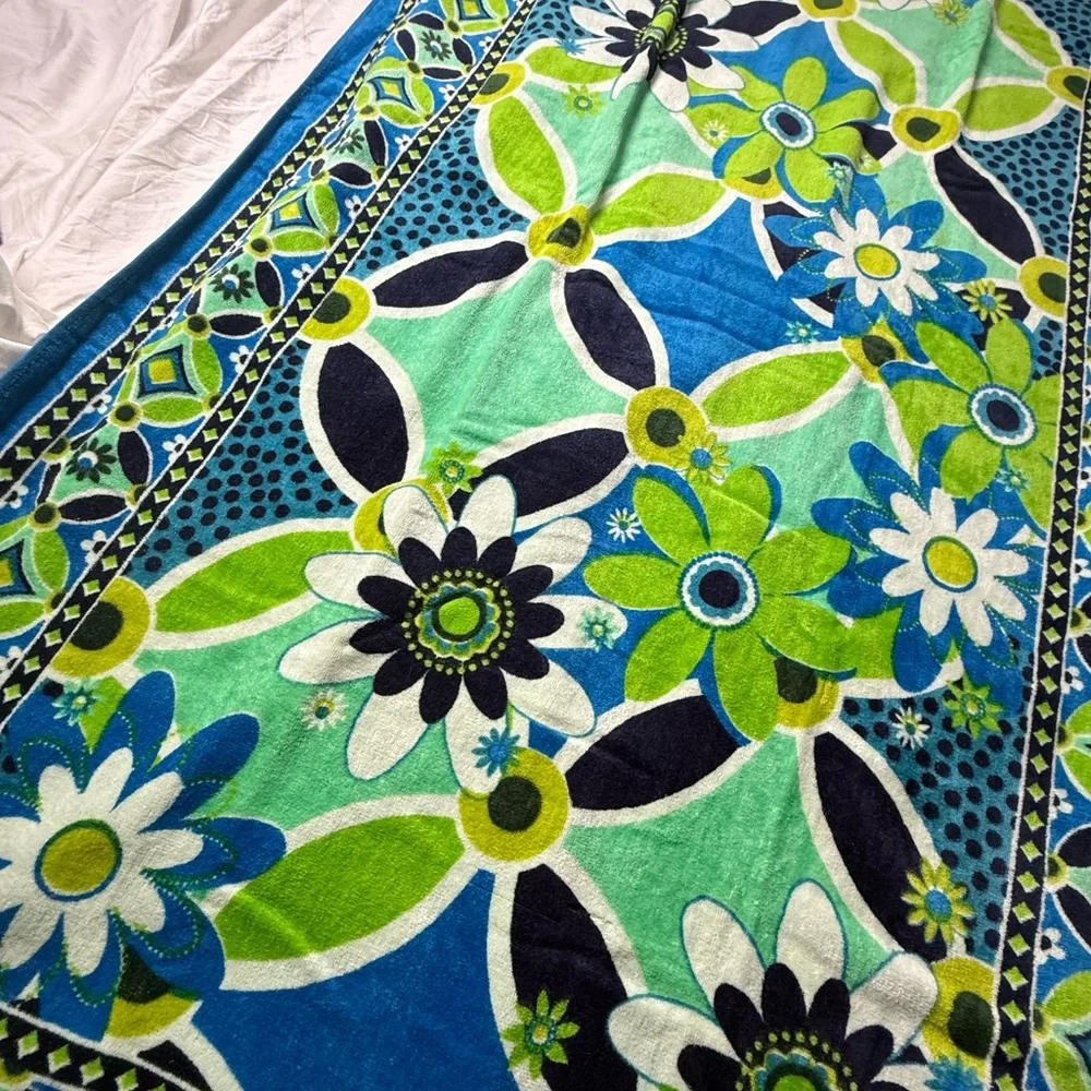 NWT Vera Bradley Daisy Daisy Beach Towel Retired Pattern LAST ONE!